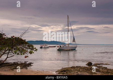 Segelboot am Morgen Costa Rica Karibik Küste Puerto Viejo de Talamanca Stockfoto