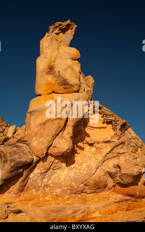 Grotesk geformten Felsen am Strand von Barn Hill Station, Broome, Kimberley, Western Australia Stockfoto