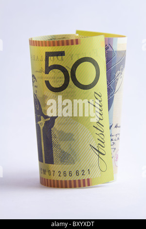 Australische 50 Dollar-Note auf weißem Hintergrund aufgerollt Stockfoto