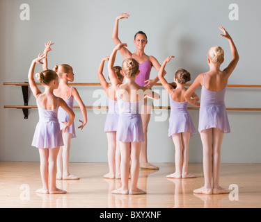 Weibliche Lehrer Ausbildung Ballett-Tänzer im Tanzstudio Stockfoto