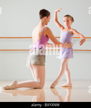 Weibliche Lehrer Ausbildung Ballett-Tänzerin im Tanzstudio Stockfoto