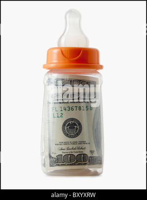 Studioaufnahme der Babyflasche mit hundert-Dollar-banknote Stockfoto