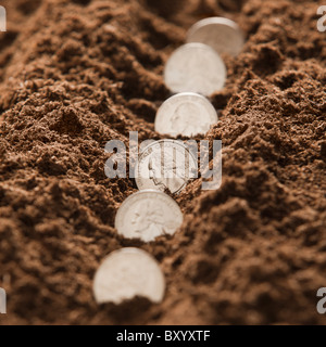 Reihe von amerikanischen Münzen im Boden Stockfoto