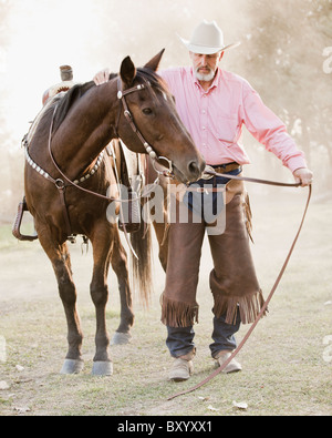 Porträt der ältere Mann mit Pferd in ranch Stockfoto