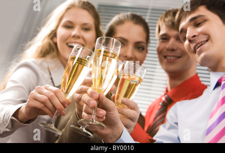 Foto von Geschäftsleuten, die ihre Flöten Aufmunterung gefüllt mit prickelndem Champagner Stockfoto