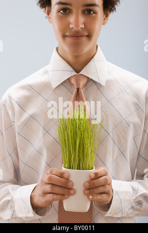 Studio-Porträt des jungen Mannes mit Weizengras Stockfoto