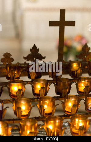 Kreuz mit Kerzen in der Kathedrale Stockfoto