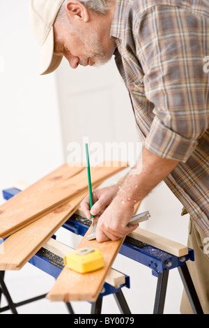 Heimwerken - Handwerker bereiten Holzboden in Werkstatt Stockfoto