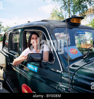 Eine Frau London Taxifahrer in London in England in Großbritannien im Vereinigten Königreich in Europa. Stockfoto