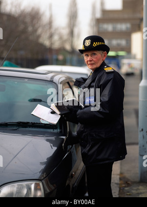 Traffic Warden in London in England in Großbritannien in der Vereinigtes Königreich UK Management Street Straße Besetzung Stockfoto