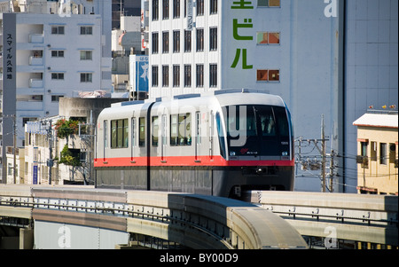 YUI Schiene Einschienenbahn kommt am Miebashi Bahnhof, Naha, Okinawa Stockfoto