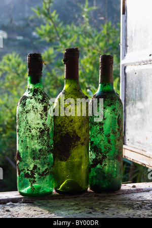 Drei Flaschen Wein am Fensterbrett in Spanien Stockfoto