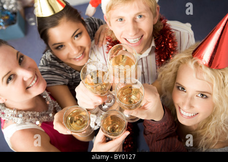 Blick von oben auf Flöten Fuul Champagner Besitz glücklich Freunde auf Geburtstagsparty Stockfoto