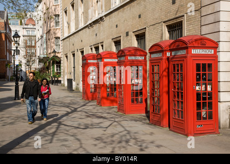 Reihe von traditionellen Telefonzellen außerhalb der Royal Opera House in Covent Garden Stockfoto