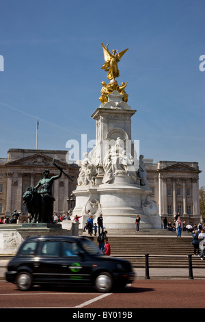 Taxi, vorbei an der Queen Victoria Memorial vor Buckingham Palace Stockfoto