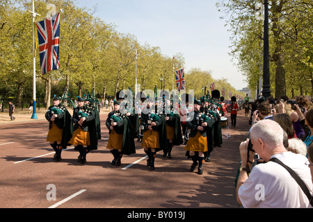 Irish Guards marschieren entlang der Mall in Richtung Buckingham Palast für die Wachablöse Stockfoto
