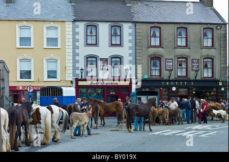 Pferd-Messe in Marktplatz in Kilrush, Co. Clare, Irland. Traditionell für Bauern und Reisende auf Handel Pferde und Esel Stockfoto