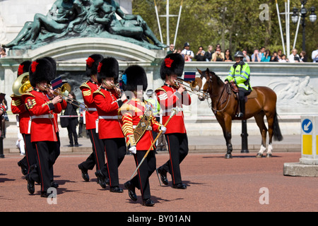 Die Wachablösung am Buckingham Palace Stockfoto