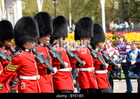 Menschenmassen beobachten die Wachablöse vor dem Buckingham Palace Stockfoto