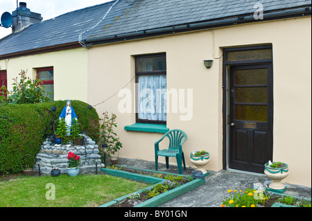 Grotte und Statue der Jungfrau Maria in der katholischen Tradition vor Haus in Kilkee, County Clare, Irland Stockfoto