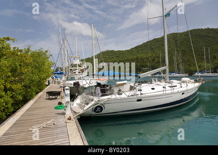 Boote vertäut neben der Anlegestelle in Marigot Bay, St. Lucia. Stockfoto