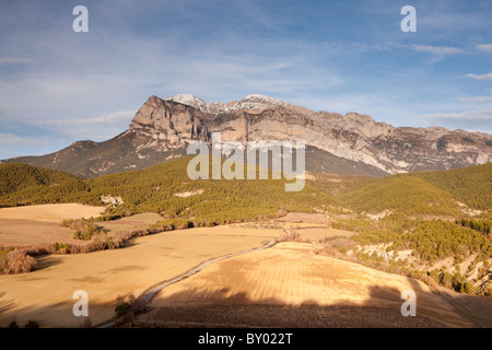 Ansicht des Peña Montañesa Peak von El Pueyo de Araguás, Huesca, Spanien Stockfoto