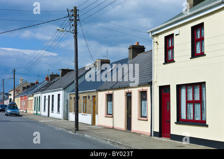 Straßenszene Pastell gemalt terrassenförmig angelegten Häuser in Kilkee, County Clare, Irland Stockfoto