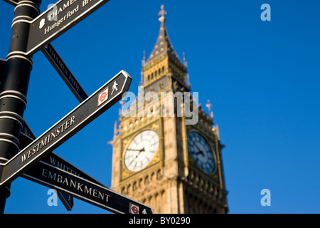 Touristischen Zeichen post mit Big Ben hinter in Westminster Stockfoto