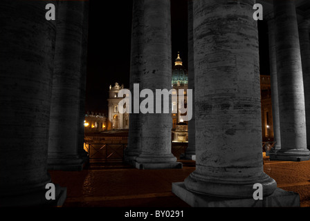 Rom. Vatikan City.St Pietro anzeigen Trog der Berninis Kolonnaden. Stockfoto