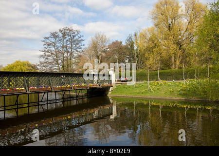 Clarence-Brücke über den See mit Booten im Regents Park Stockfoto