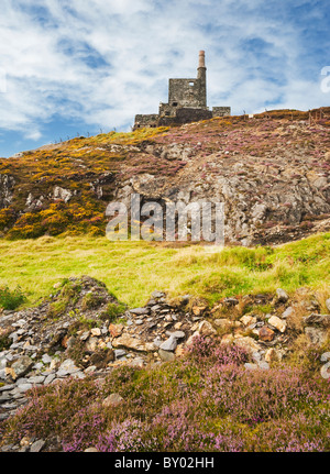 Mountain Mine, ein verlassenes kornisches Maschinenhaus aus dem 19. Jahrhundert, das früher für den Kupferbergbau in Allihies, Beara Peninsula, County Cork, Irland, genutzt wurde Stockfoto