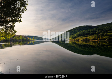 Embalse de Riesga, ein Reservoir in den Palentine Bergen, Teil des Kantabrischen Gebirges im Norden Spaniens Stockfoto