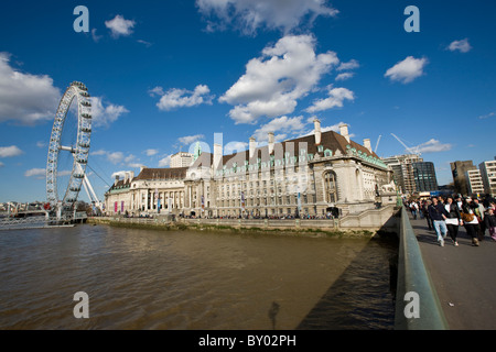 County Hall und das London Eye von Westminster Bridge Stockfoto