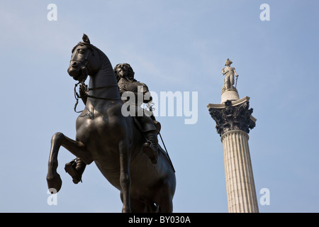 King Charles Statue Mit Nelsonsäule in Trafalgar Square Stockfoto