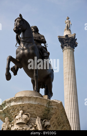 King Charles Statue Mit Nelsonsäule in Trafalgar Square Stockfoto