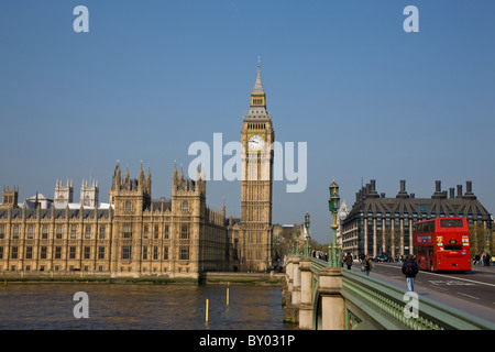 Häuser des Parlaments vom Südufer aus gesehen Stockfoto