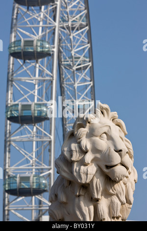 Abbildung eines Löwen auf Westminster Bridge mit dem London Eye im Hintergrund Stockfoto