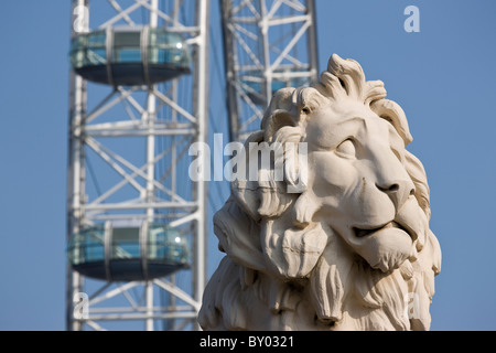 Abbildung eines Löwen auf Westminster Bridge mit dem London Eye im Hintergrund Stockfoto