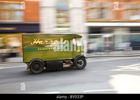 Harrods-Lieferwagen Rauschen durch Sloane Square Stockfoto