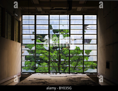 Fenster mit zerbrochenem Glas und den Hintergrund blauer Himmel mit Wolken Stockfoto