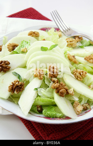 Gemischter Salat mit grünem Apfel und Walnüssen auf dem Tisch Stockfoto