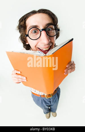 Porträt von lächelnden Mann in Gläser interessantes Buch lesen Stockfoto