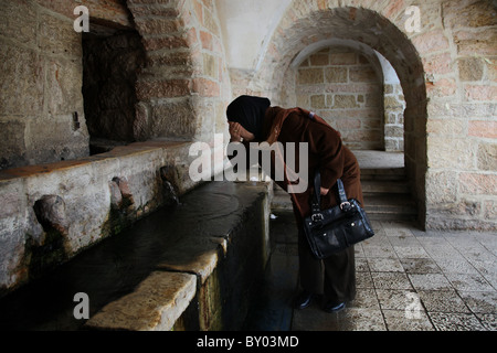 Eine palästinensische Frau waschen Ihr Gesicht im Mary's Springbrunnen, als sie das Dorf ihrer Familie in Ein Karem oder Ain Kerem ein Stadtteil im Südwesten von Jerusalem, die von arabischen Einwohner entvölkert war und während des arabisch-israelischen Krieges 1948 von jüdischen Einwanderern wiedereingestellten besucht. Israel Stockfoto