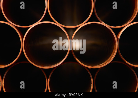 Stapel von Rohren auf einem Bauhof Händler. Stockfoto
