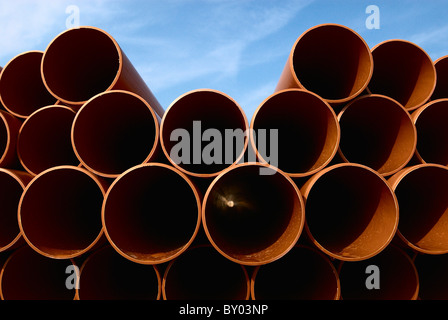Stapel von Rohren auf einem Bauhof Händler. Stockfoto
