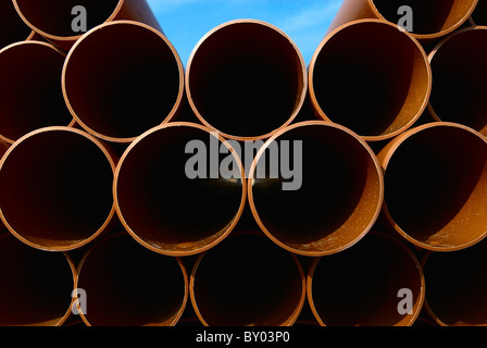 Stapel von Rohren auf einem Bauhof Händler. Stockfoto