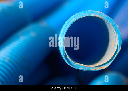 Stapel von Rohren auf einem Bauhof Händler. Stockfoto