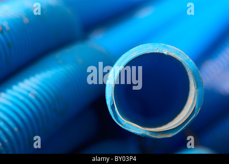 Stapel von Rohren auf einem Bauhof Händler. Stockfoto