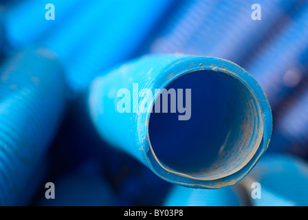 Stapel von Rohren auf einem Bauhof Händler. Stockfoto