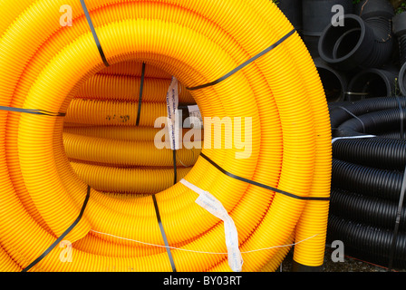 Stapel von Rohren auf einem Bauhof Händler. Stockfoto